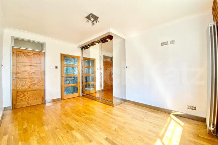 Fabulous location and perfect for students or young professionals Cruikshank Street, Kings Cross